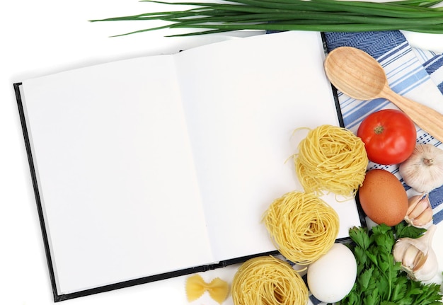 Książka kucharska i talerz